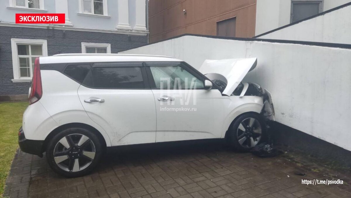 Автомобиль протаранил здание филармонии в Пскове
Фото: Telegram-канал «Псковская сводка. ПАИ»