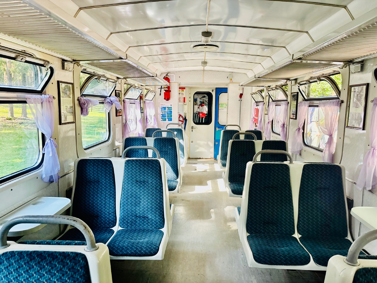 По маршруту курсирует фирменный поезд «Малая Московская железная дорога» с уютными маленькими вагончиками с занавесками на окнах