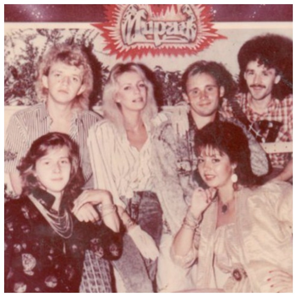 Александр Хлопков внизу слева. По центру - Наталья Ветлицкая