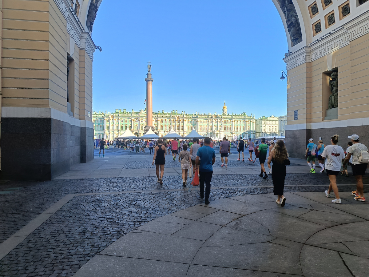 Выхожу на Дворцовую площадь