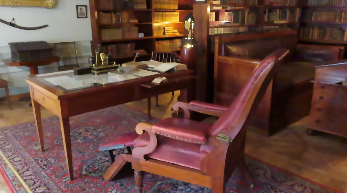 Февраль 2025 года. Я стою в его кабинете на Мойке, 12.