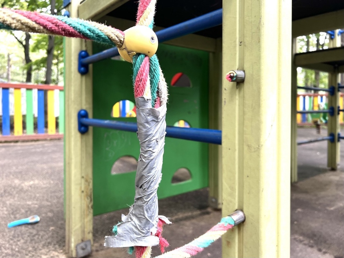 Торчащий травмоопасный железный штырь. Фото автора