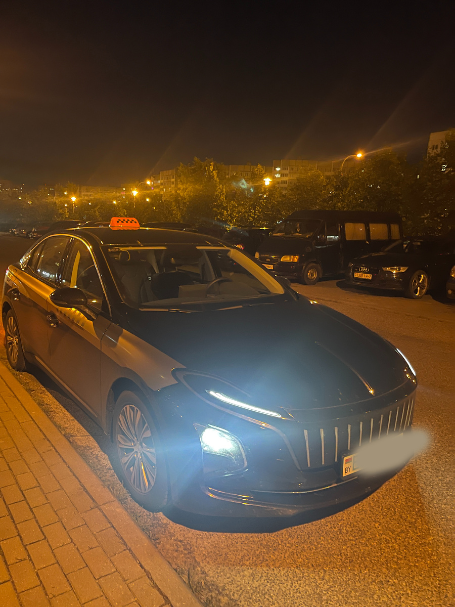 Электромобиль Hongqi E-QM5