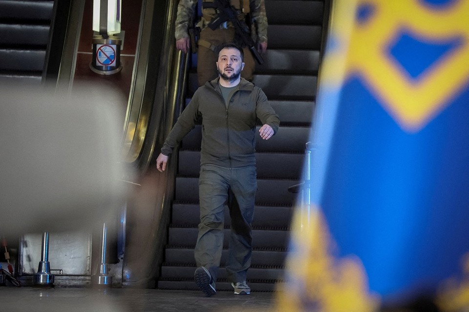    Украинцы начали верить, что отставка и уход Зеленского - вопрос времени. REUTERS