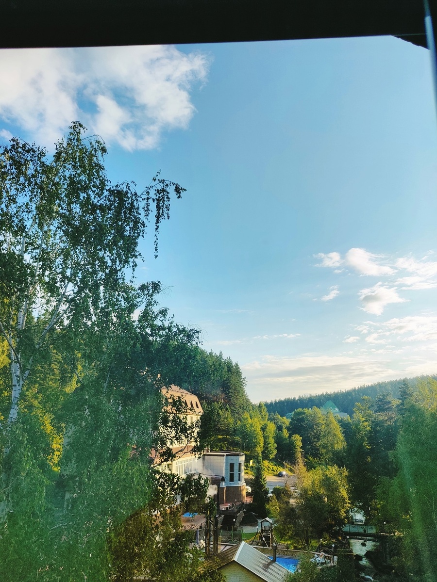    Вид из окна моего отеля "на одну ночь"