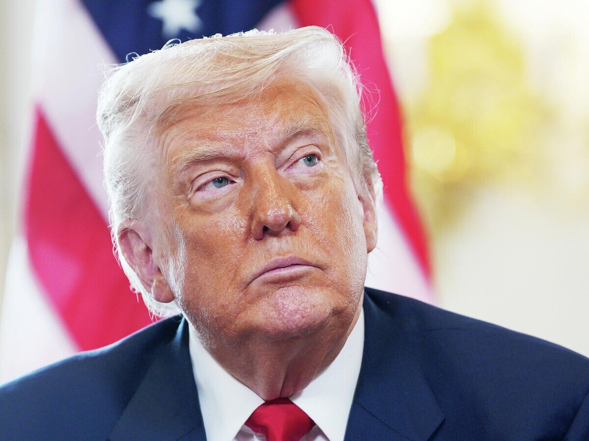    Президент США Дональд Трамп на встрече с премьер-министром Великобритании Киром Стармером в гольф-клубе Trump Turnberry в Шотландии© Getty Images / Christopher Furlong