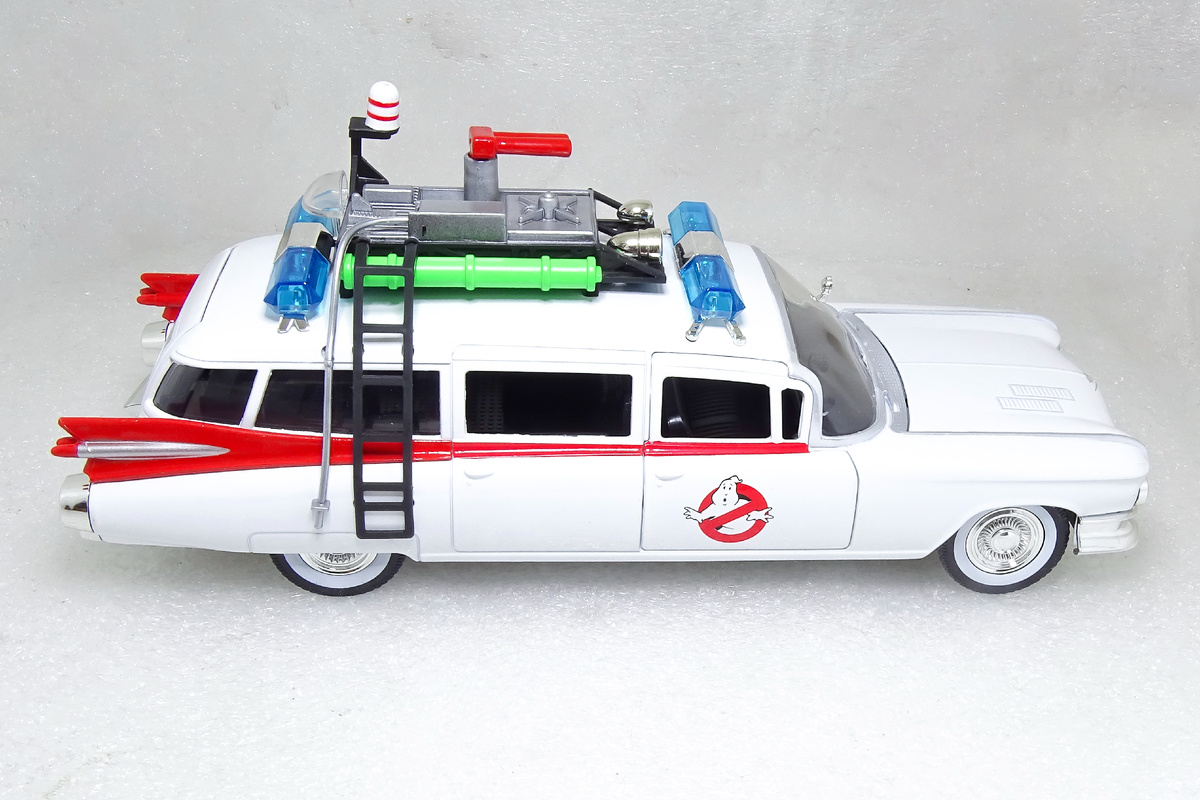 Рис. 2. Модель автомобиля Cadillac Miller-Meteor (Ecto-1) из к/ф «Охотники за привидениями» в масштабе 1:24 (вид справа)
