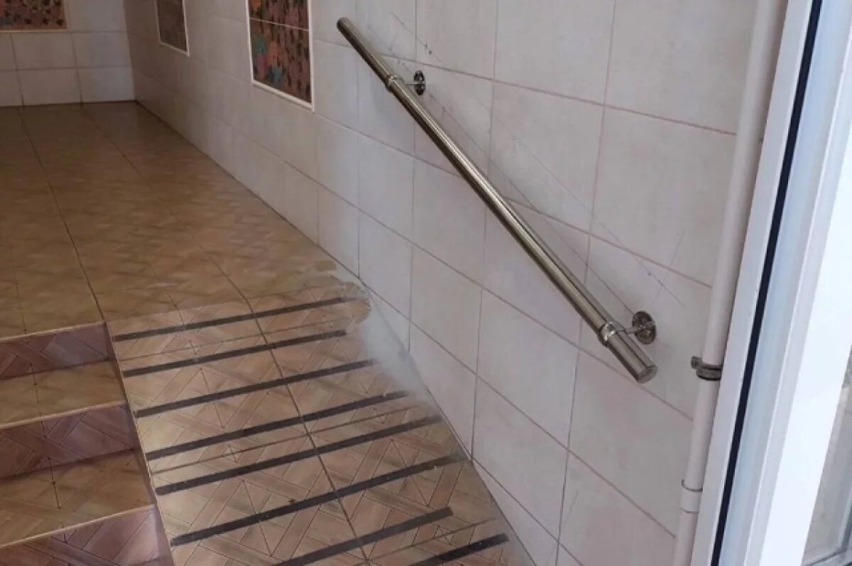    Омская прокуратура добилась установки в доме поручня для инвалидов