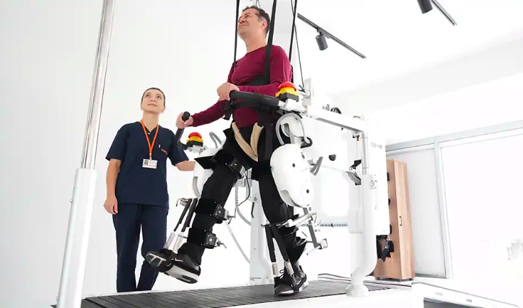 Робот-ассистированная реабилитация походки на аппаратах типа Locomat. Источник: https://romatem.com/en/medical-technologies/robot-assisted-ambulation-system/