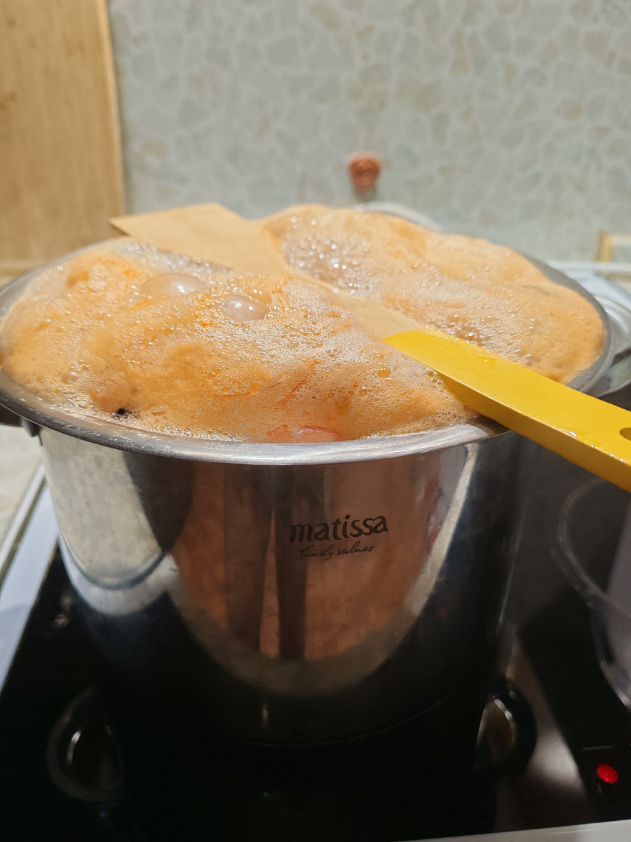 Креветки закипели, кладем деревянныю лопатку