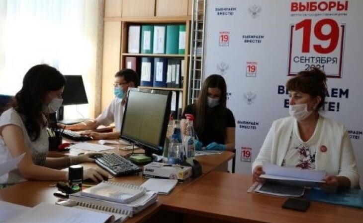 Фото:. Елена Курносова (справа) ╱ altai-terr.izbirkom.ru