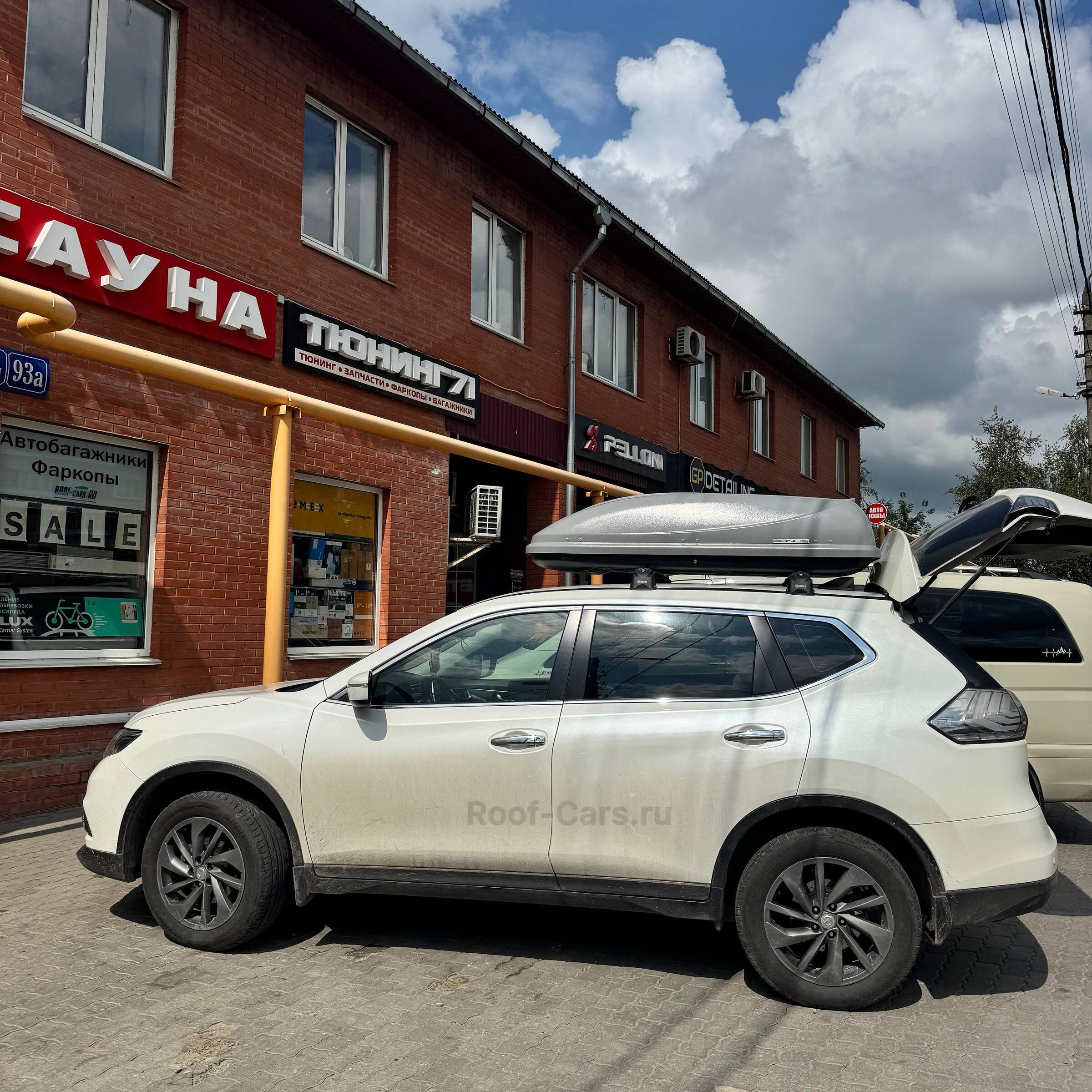 Установка багажника и автобокса 425л на Nissan X-Trail T32 в Туле