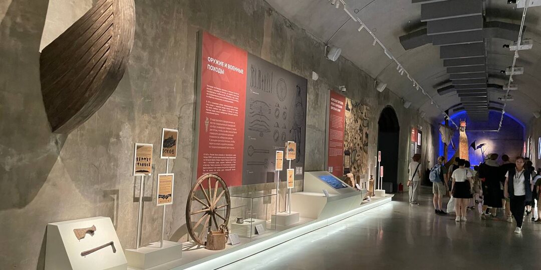 У нас осталось время, мы выбирали между прогулкой и посещением музея военно- морской славы