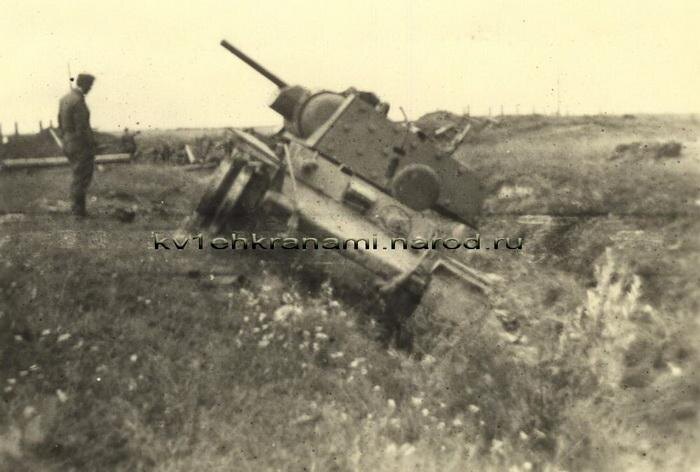 Экранированный танк КВ-1 из 25-го танкового полка на окраине Старой Руссы (коллекция автора)