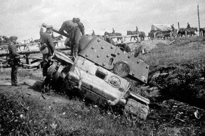 Экранированный танк КВ-1 из 25-го танкового полка на окраине Старой Руссы