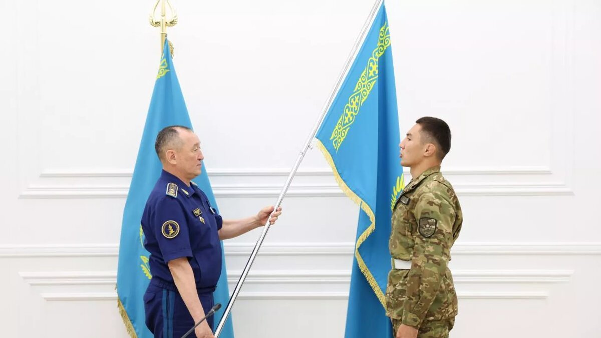 Министр обороны вручил государственный флаг капитану национальной сборной на Военно-спортивных играх СНГ, 04.08.2025г.