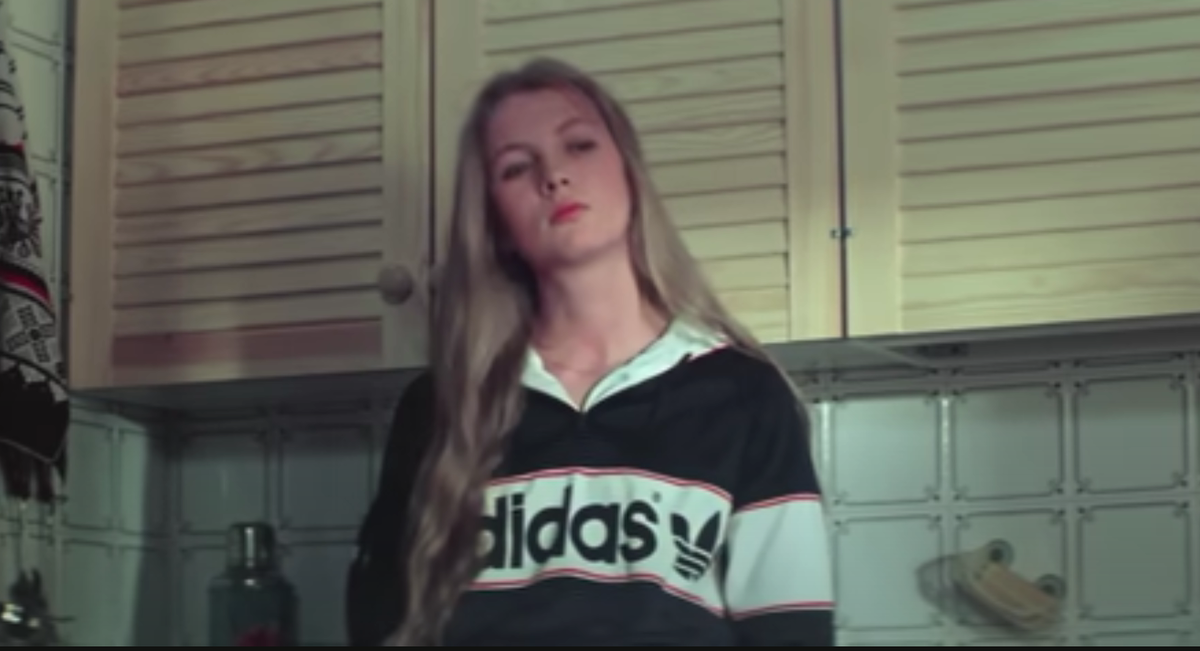 Екатерина Кузнецова в костюме фирмы "Adidas". Кадр из фильма "Курьер" Карена Шахназарова