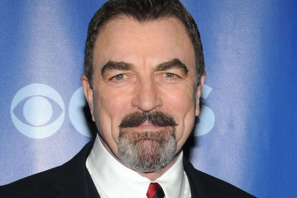     «Поклялся жене, но не смог удержаться»: актер сериала «Друзья» Том Селлек резко потолстел из-за зависимости от фастфуда