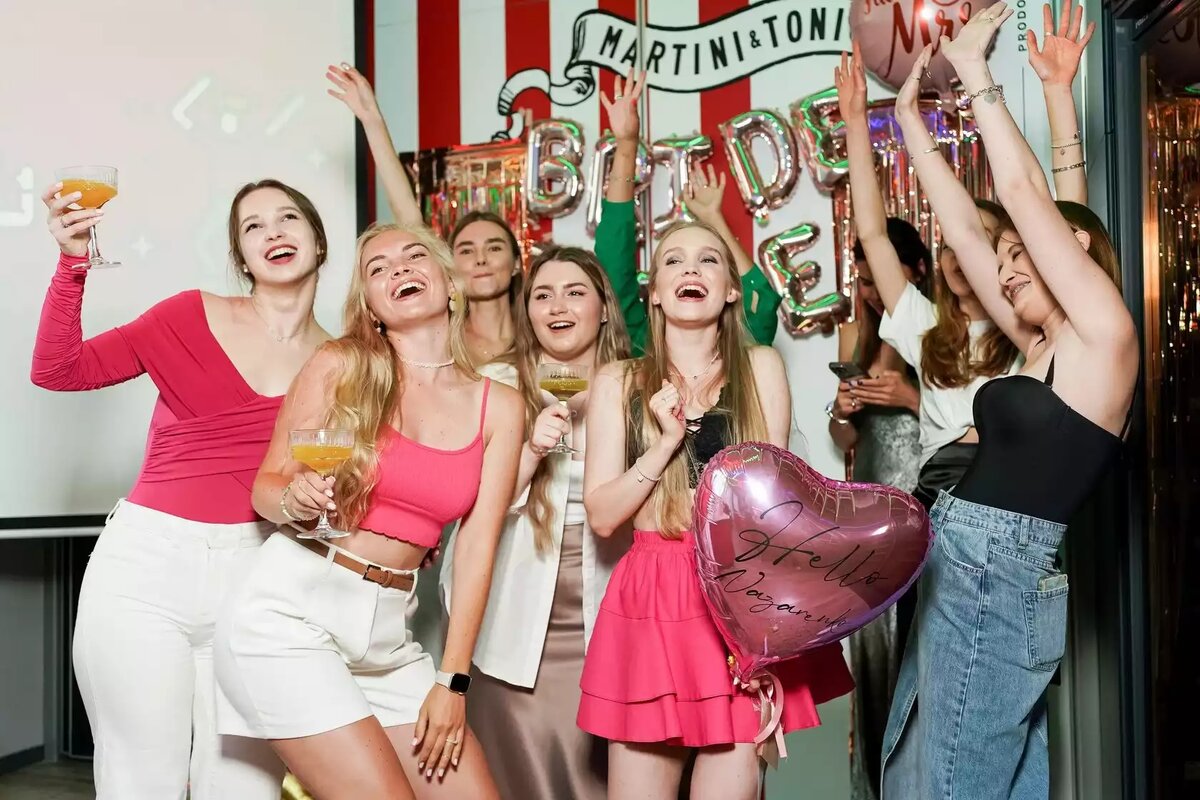 Ретро диско вечеринка с танцполом, зеркальными шарами и неоном