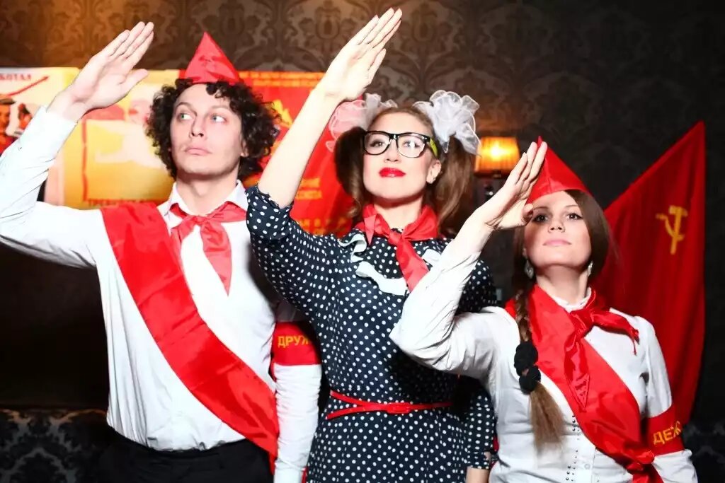 Ретро вечеринка «Назад в школу» — школьная форма 80-х, парты и линейка