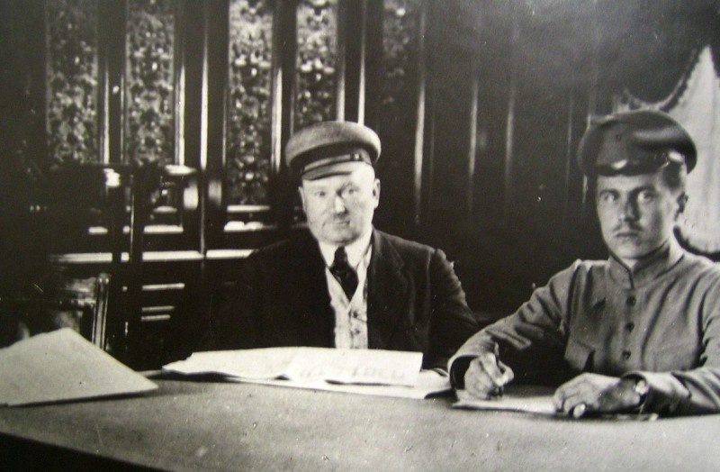 Этот мощный мужчина слева - командующий красным Восточным фронтом Вацетис.