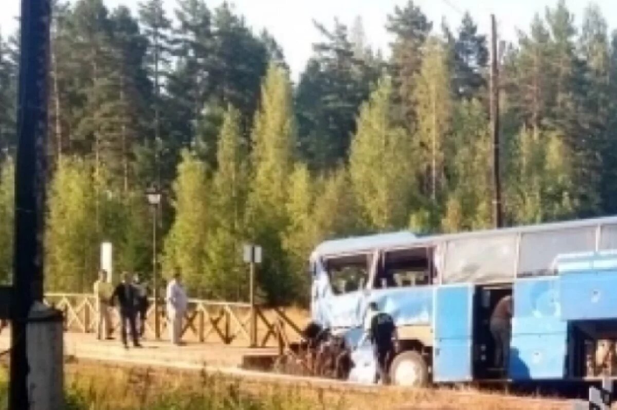    Один человек погиб в аварии с поездом и автобусом в Ленобласти