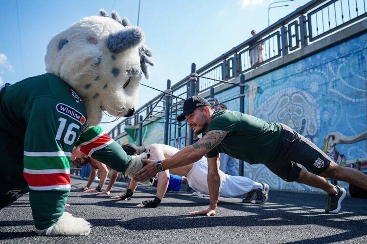    Хоккеист «Ак Барса» Никита Дыняк поучаствовал в тренировке с жителями Казани.   
Фото: ak-bars.ru