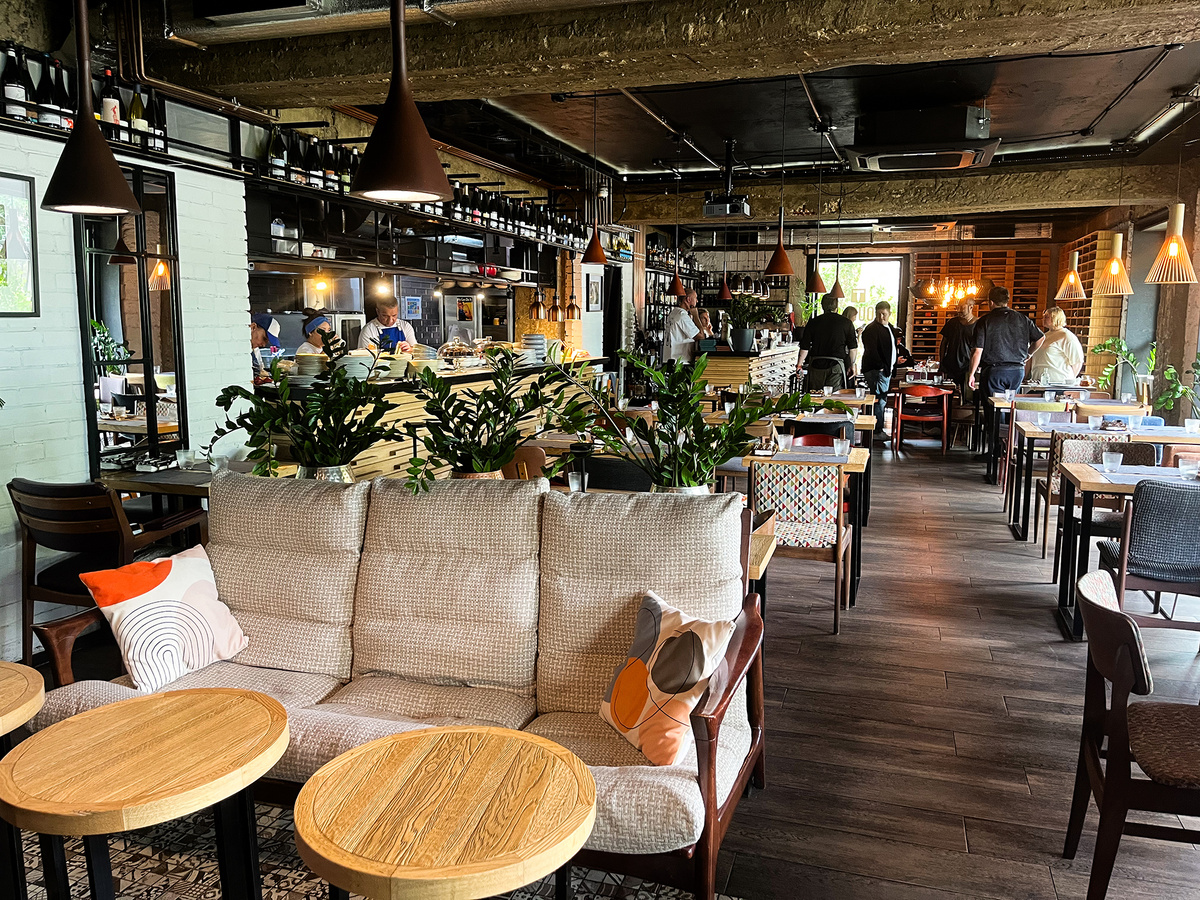 Вид на зал →