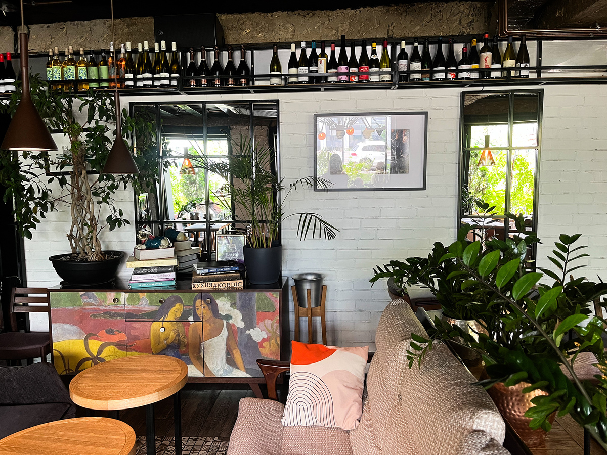 Коллекция книг и вина →