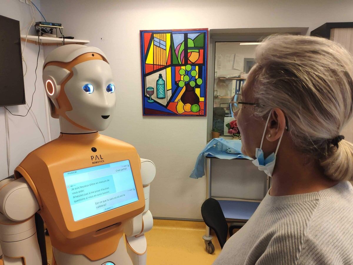 ARI — гуманоид из Национального Роботариума Шотландии — проводит реабилитационную сессию со служащим НХС, показывая поддержу пациентов с ограниченной мобильностью.