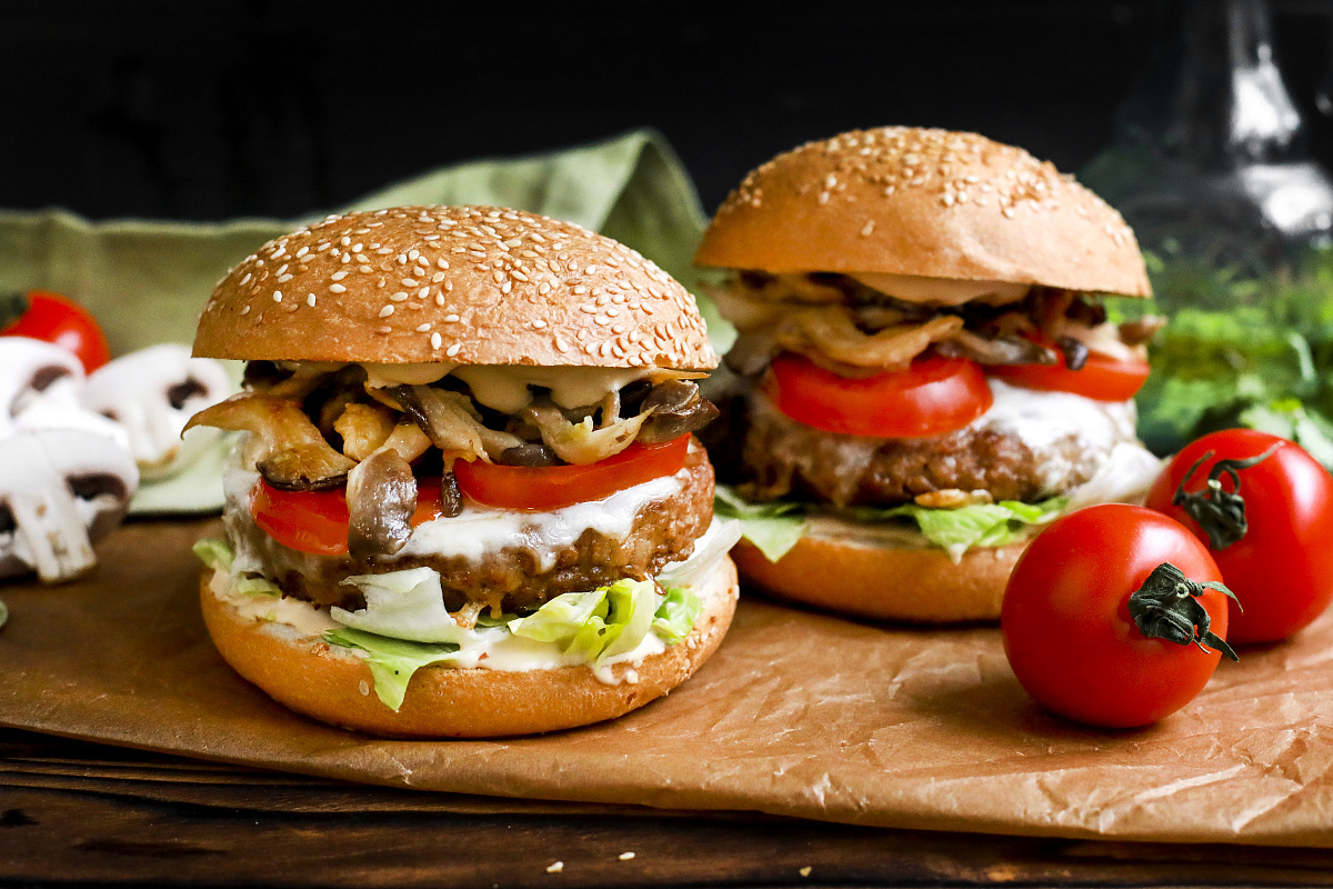 Вегетарианский бургер «Грибная поляна» с растительной котлетой и моцареллой