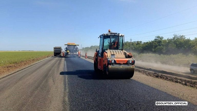    Евгений Солнцев контролирует ход работ на дорогах, переданных в областную собственность Оренбуржье