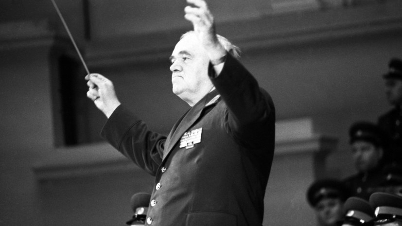     Борис Александров родился 4 августа 1905 года в Бологом (Новгородская губерния Российской империи, ныне Тверская область). Его мать была хористкой, отец Александр Александров руководил разными музыкальными коллективами, был автором музыки Государственного гимна СССР и России РИА Новости Михаил Озерский