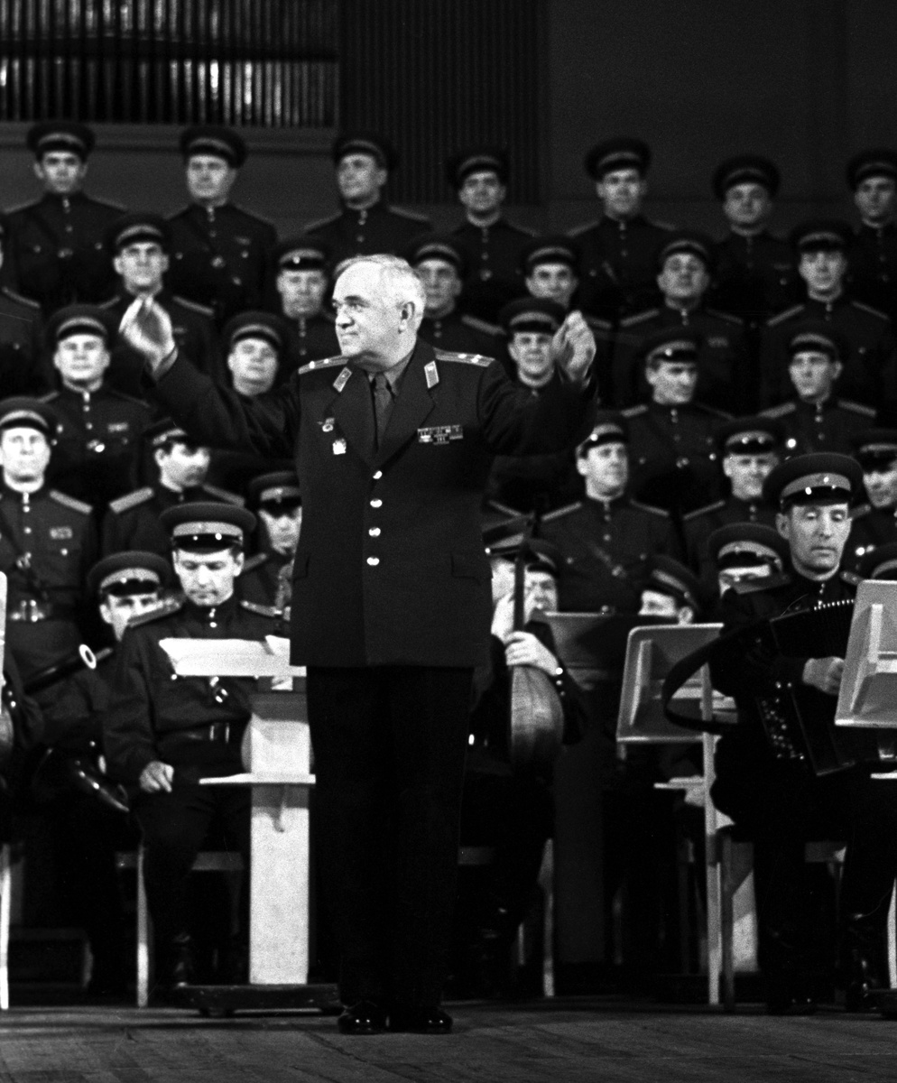    В детстве Борис Александров пел в хоре. В 1918 году семья переехала в Москву. Там артист выступал с детским хором Большого театра, хором Храма Христа Спасителя, а также учился на фортепианном отделении музыкального техникума имени А.Н. Скрябина / РИА Новости / Давид Шоломович