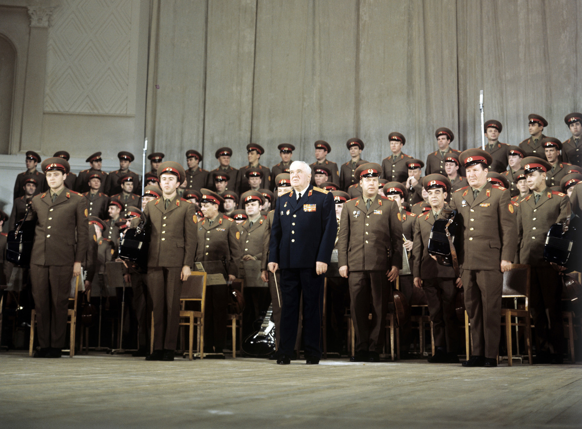    В 1930—1937 годах был дирижёром и заведующим музыкальной частью Центрального театра Красной армии, а с 1937-го — дирижёром и заместителем художественного руководителя Ансамбля песни и пляски Советской армии / РИА Новости / Краснознаменный ансамбль песни и пляски Советской армии имени А. В. Александрова / Б. Елин