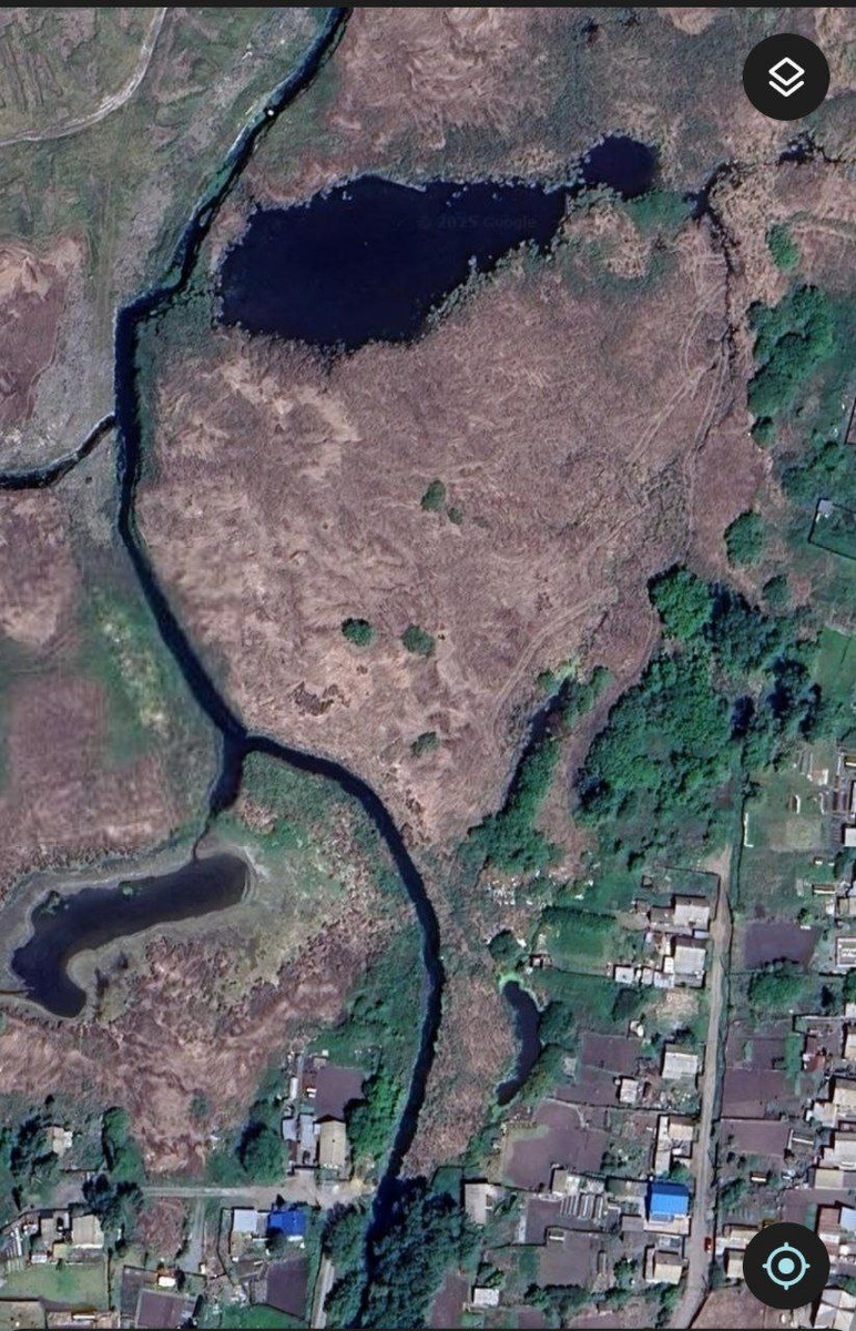 Наша река — это ров пару метров шириной и метр глубиной.