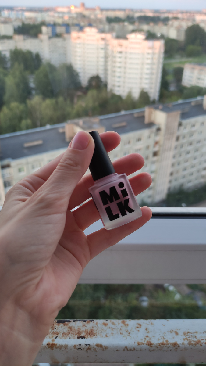 На ногтях этот лак в 2 слоя. Оттенок 04