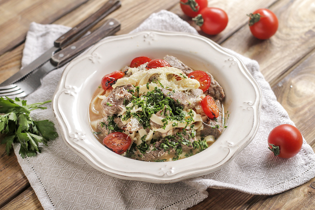 Тальятелле Папы Карло с говядиной и помидорами