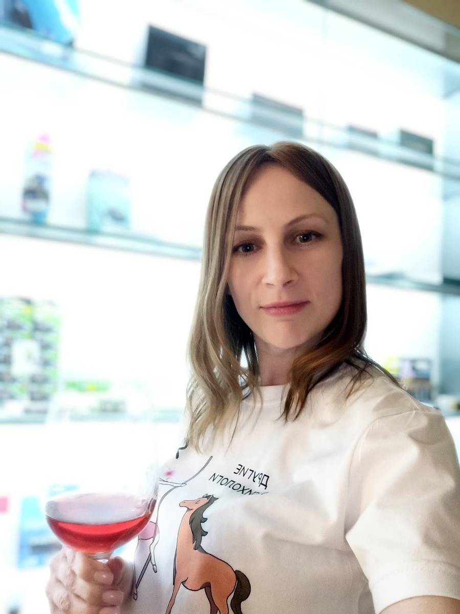 Психотерапия и задушевный разговор с подругой за бокалом вина, имеют общие черты – оба предполагают обмен мыслями и чувствами, поддержку и эмпатию. В отличие от дружеской беседы, психотерапия предполагает наличие четких границ, структуры, целей и профессиональной этики. 
Терапевт – это обученный специалист, владеющий техниками и методами, позволяющими глубоко анализировать проблемы клиента и помогать ему находить конструктивные решения. Он не делится личными переживаниями и не ищет взаимной поддержки, а фокусируется исключительно на потребностях клиента. Кроме того, терапевт придерживается принципов конфиденциальности, что обеспечивает безопасное пространство для откровенного самовыражения, не боясь осуждения.
Разговор с подругой – это, прежде всего, дружеское общение, направленное на взаимную поддержку и укрепление связей. В разговоре с подругой мы часто делимся эмоциями и мнениями, но редко углубляемся в причины и механизмы, лежащие в основе наших проблем. Психотерапия же предполагает более глубокий анализ, выявление скрытых мотивов и паттернов поведения. 
Ключевым аспектом психотерапии является создание терапевтических отношений. Это особый вид взаимоотношений, в которых терапевт выступает как безопасный и надежный партнер, поддерживающий клиента в его стремлении к изменениям.  
Терапевт  не осуждает, не критикует и не дает советов, а помогает клиенту самостоятельно исследовать свои мысли, чувства и поведение. Это позволяет клиенту обрести большую уверенность в себе и своих силах.
Дружба – это ценный источник поддержки и утешения, но она не может заменить профессиональную помощь психотерапевта в решении серьезных психологических проблем и достижении долгосрочных изменений. Буду рада вашим реакциям!☺️