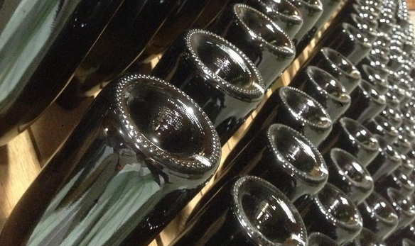 Зачем нужно углубление на дне стеклянной бутылки.