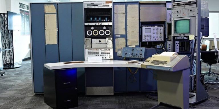 Когда-то это чудовище называлось "mini-computer".