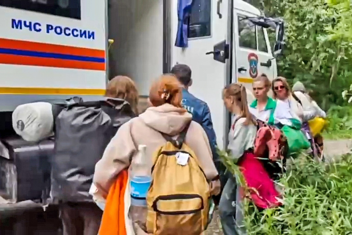    Эвакуация людей после землетрясения./МЧС РФ/ТАСС