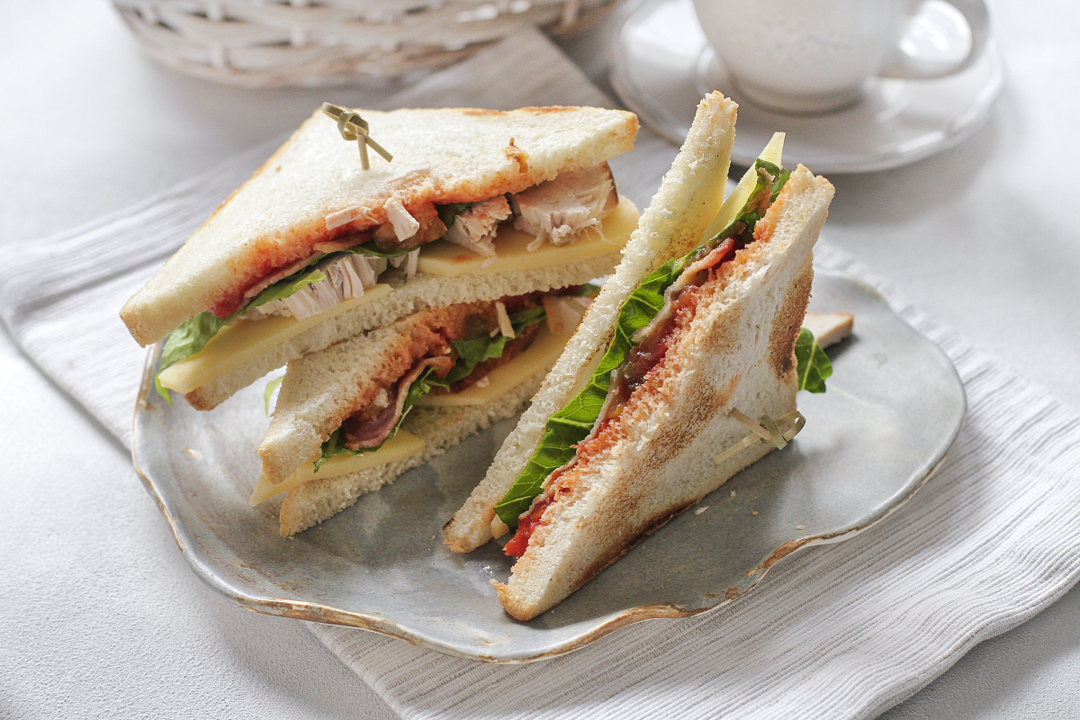 Сэндвичи с индейкой, беконом и соусом Лечо