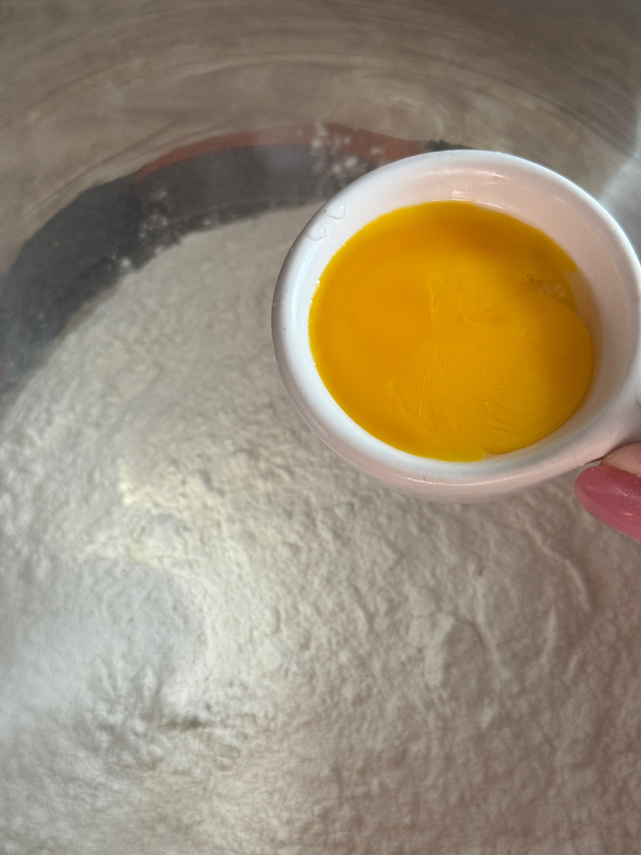 Сначала желток потом белок 