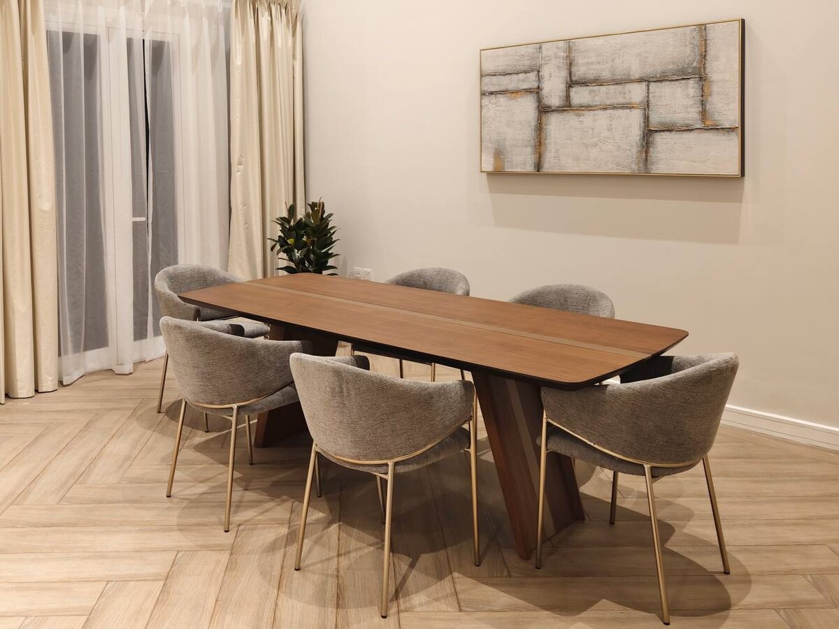 Обеденная зона в гостиной в нейтральных тонах; проект Furni в Дубае