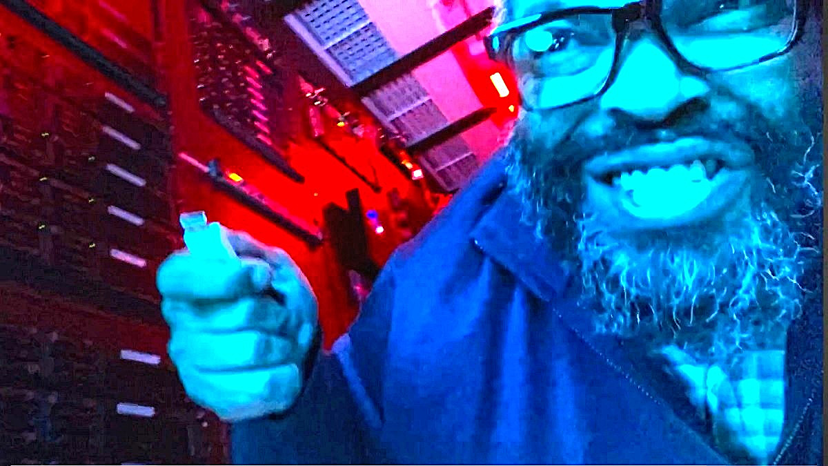 Глаза вас не обманывают: это и правда Кубический Айс с той самой Важной Флэшкой, которая опять спасёт весь мир. 