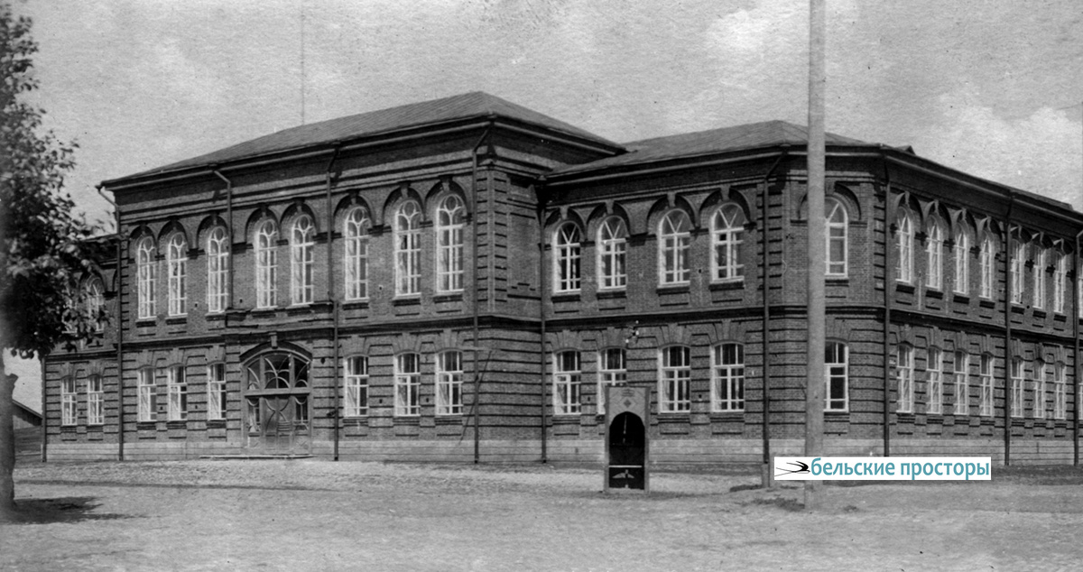 Здание эвакогоспиталя № 1320 на ул. Сталина, 19 (Коммунистической)