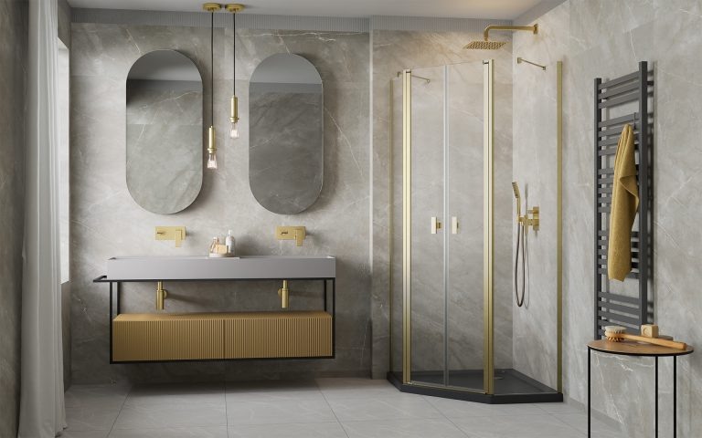 Пятиугольное душевое ограждение с двумя створками в золотом цвете фурнитуры.