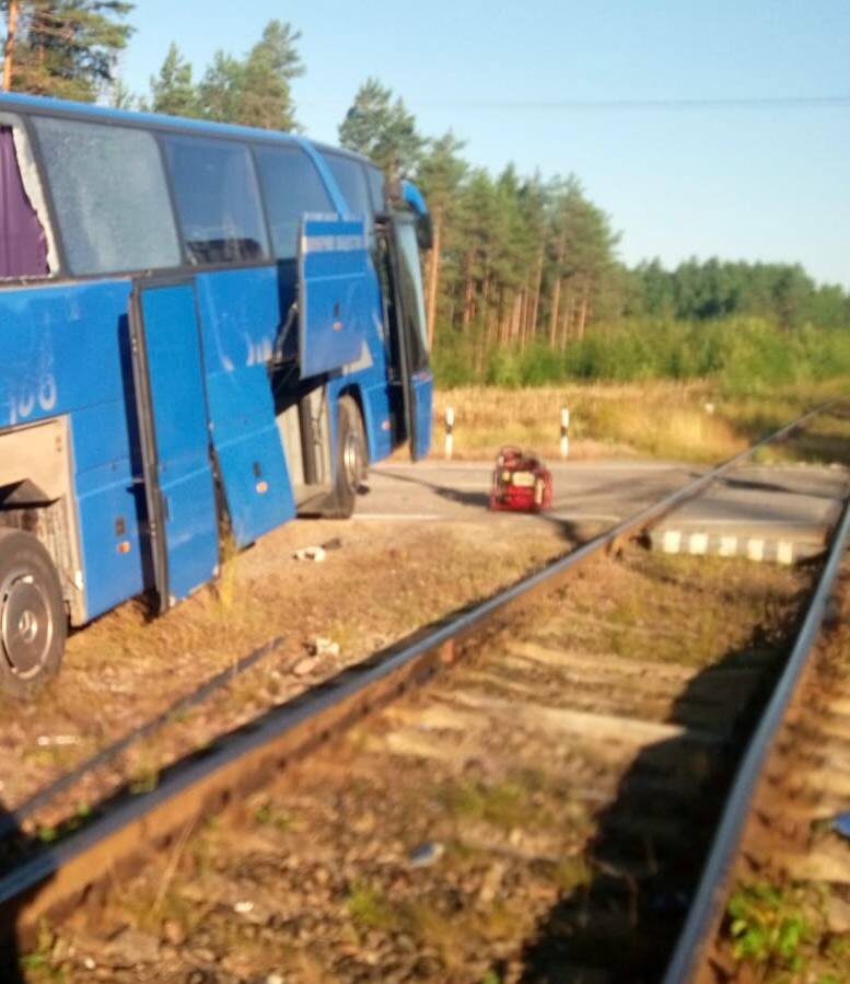    Туристы находились в автобусе, столкнувшемся с поездом вблизи КарелииТелеграм-канал Северо-Западной транспортной прокуратуры