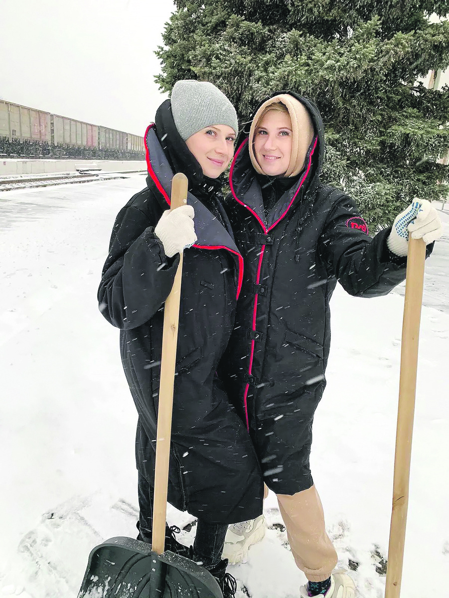 Сестры Оксана Попова и Марина Ткачук обычно меняют друг друга, но, когда это необходимо, например, во время природных катаклизмов - работают вместе.